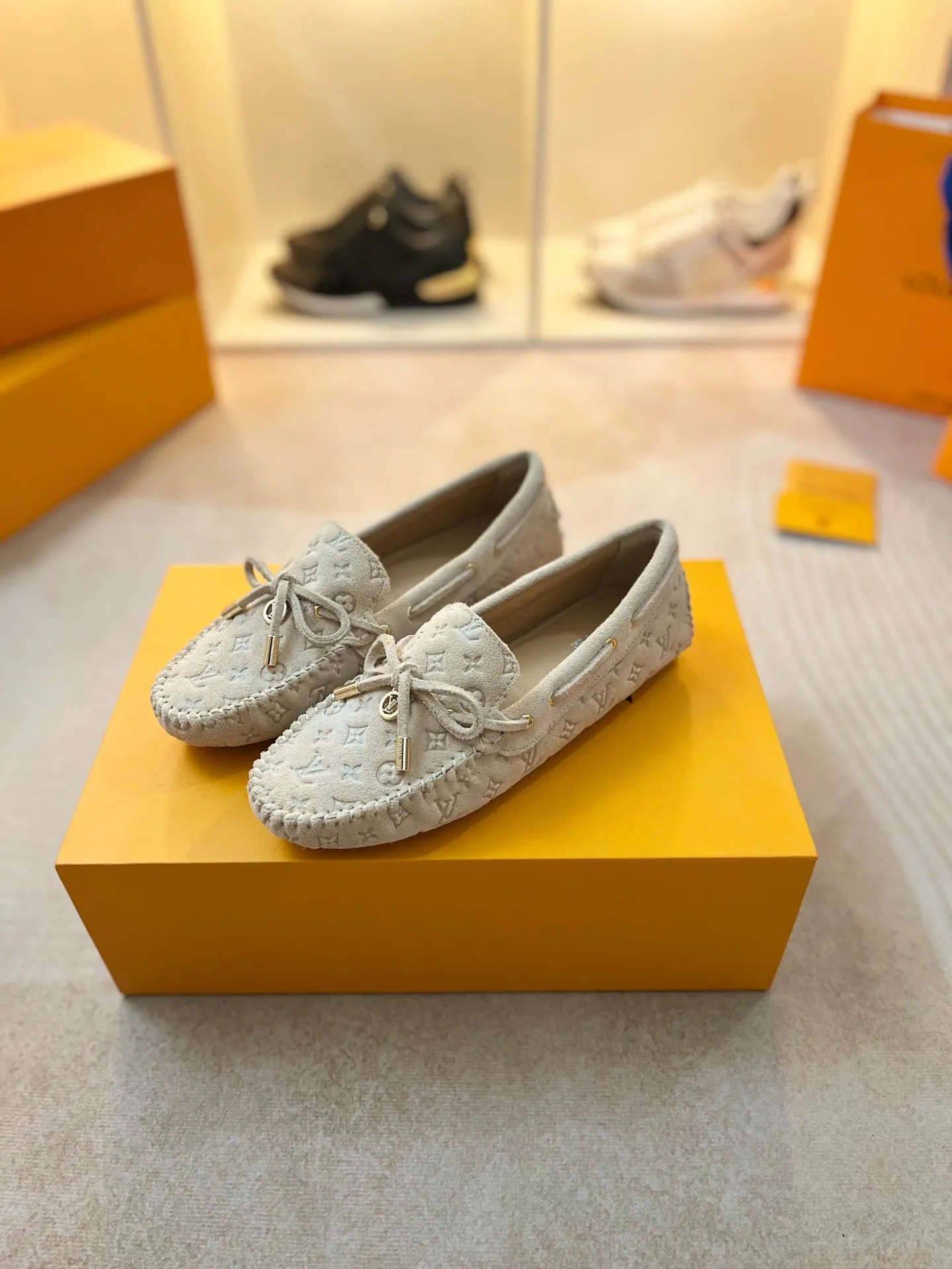 p460💰Couple model❤️🇫🇷 𝙇𝙤𝙪𝙞𝙨 𝙑𝙪𝙞𝙩𝙩𝙤𝙣 🇫🇷Louis Vuitton 2023 Classic𝓛𝓿 𝓣𝓻𝓪𝓲𝓷𝓮𝓻 Sports Series ➪➪➪¯ [Arizona Doudou Shoes Series] ▪️▪️▪️Arizona slip-on shoes are made of Monogram Eclipse canvas. Its hand-painted and dyed edges and hand-sewn uppers fully demonstrate Louis Vuitton's traditional shoemaking craftsmanship. This slip-on shoe is very lightweight. The integrated tongue and upper make it particularly comfortable and flexible. The soft outsole is equipped with rubber padding. Decorated with matching sash. Detailed features: ☑️Monogram Eclipse canvas ☑️Black Eclipse pattern ☑️Hand-painted shoe edges ☑️Hand-sewn uppers (each pair takes time to process) ☑️Integrated tongue and upper construction ☑️Outsole equipped with rubber lining ☑️size: 35_46